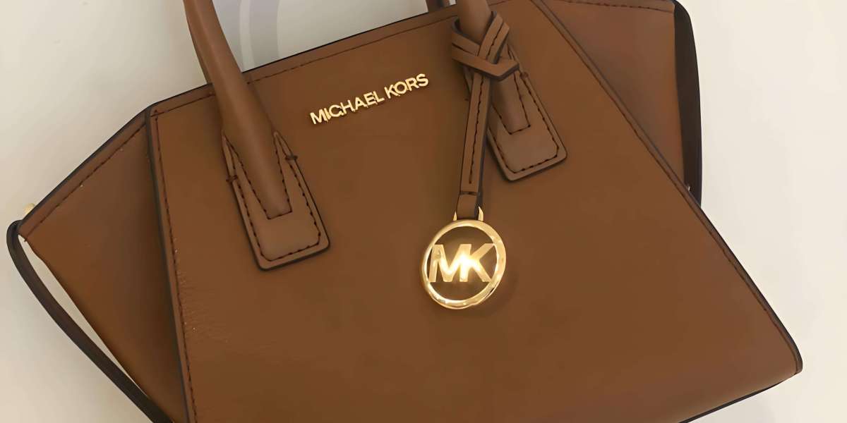 【MK 包包推薦】Michael Kors Bedford 迷你老花波士頓包｜斜挎包、大手拿包全解析